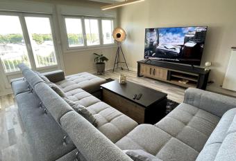 T5 Neuf, 92 m2 pour 6/8 personnes has Balcony rooms