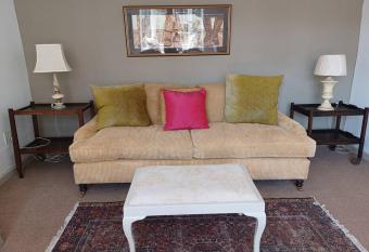 Country Style City Retreat * Walk to Rosebank has rooms with a private hot tub