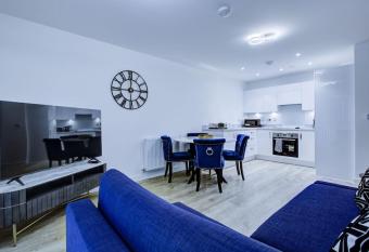 Brand New apartment next to Lakeside Shopping mall, Essex has Balcony rooms