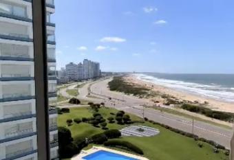 Parada 4 Brava 1   L  nea playa - Todos los servicios - Edificio Estrella de Mar has rooms with a private hot tub