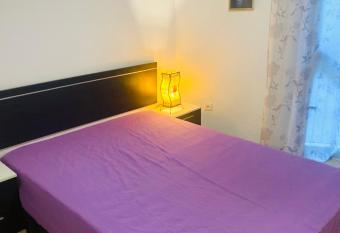 Habitaci  n privada allows 18 year olds to book a room