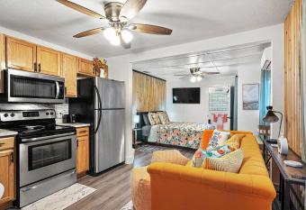 Orange Blossom Place-Walk to shops bars & food allows 18 year olds to book a room