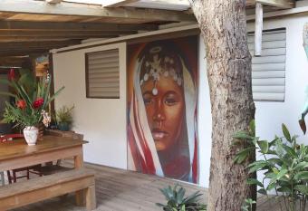 Malendure, maison en bord de mer    l ombre du manguier has Balcony rooms