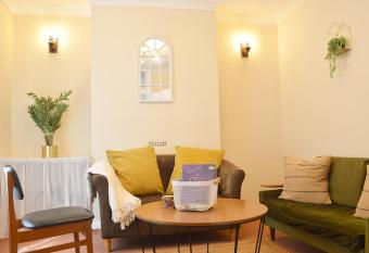 Canterbury King bed house with Free Parking & Garden allows 18 year olds to book a room