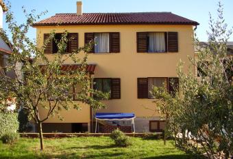 Apartment Borik allows 18 year olds to book a room