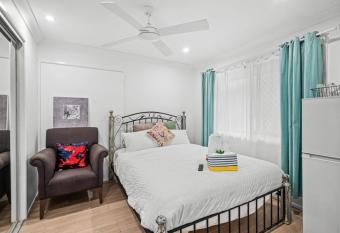 The Peace Guest House 2 Letitia allows 18 year olds to book a room