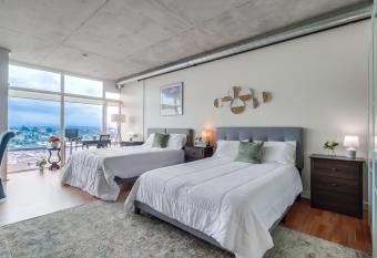 Entire Private Condo on 17th Floor with Free Gym, Pool, in-unit washer, 1 Gbps Wi-Fi, Entire house is yours, not shared with strangers has rooms with a private hot tub