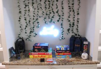 Beautiful Home LOTS OF SPACE 6 mins from airport has rooms with a private hot tub