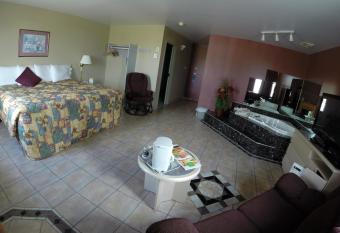Motel Le Pocatois has rooms with a private hot tub