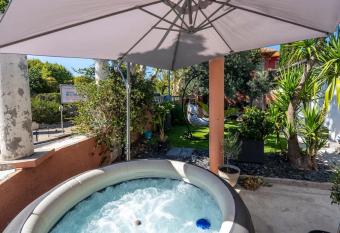 Maison Tiki Village Aix centre has rooms with a private hot tub