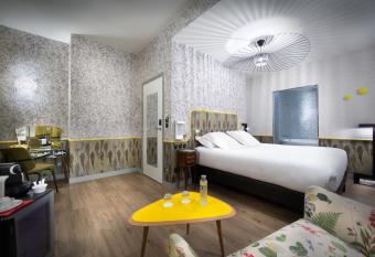 H  tel Crayon Rouge has rooms with a private hot tub