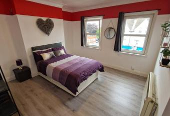 diamond apartmentlarge 4 bedrooms free parking allows 18 year olds to book a room
