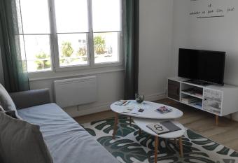 Charmant duplex    2 pas de la plage has Balcony rooms