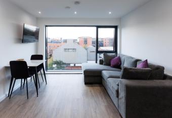 Charming 2BR apt in the Heart of Belfast City allows 18 year olds to book a room