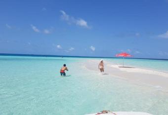 Batuta Maldives Inn has Balcony rooms