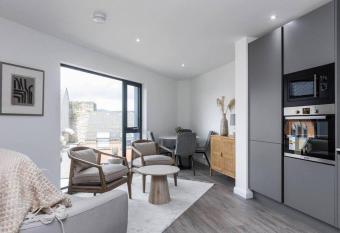 Modern 2 Bedroom Apt in Stylish Belfast City allows 18 year olds to book a room