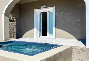 Lovely Santorini Villa Altura Residence 1 Bedroom Outdoor Hot tub and Beautiful Views Exo Gonia has rooms with a private hot tub