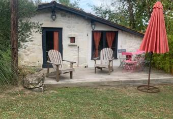 Le petit lodge cosy has Balcony rooms