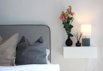 DREAMSPACE l Kingsize Bett + FREE coffee & cookies allows 18 year olds to book a room