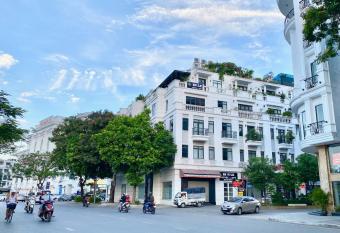 In Le Hotel & Apartments allows 18 year olds to book a room