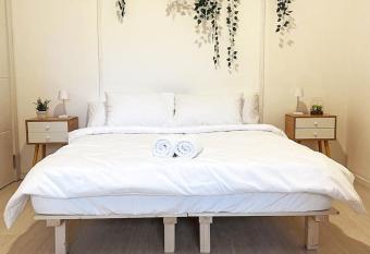 Rabin Square Resort has rooms with a private hot tub