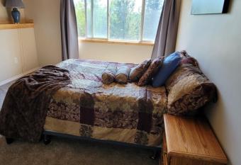 Guest Suite w/Full Kitchen & Hottub - 108 Mile Ranch has Balcony rooms