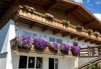 Gruppenhaus Alpengl  ck has Balcony rooms