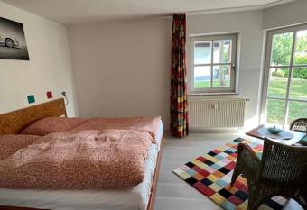 Idyllische Ferienwohnung am See allows 18 year olds to book a room