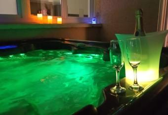 Appartement romantique Love Room jacuzzi SPA 66 allows 18 year olds to book a room