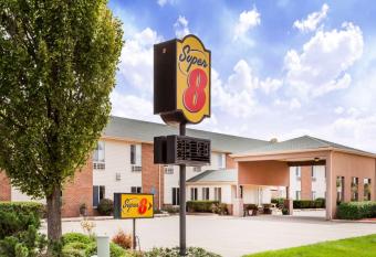 Super 8 by Wyndham Pekin/Peoria Area has Smoking rooms