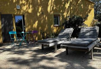 Studio avec mezzanine et jardin allows 18 year olds to book a room