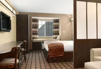 Microtel Inn & Suites by Wyndham Mansfield has rooms with a private hot tub