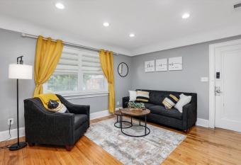 Modern & Cozy East Side Gem ~ Queen Beds ~ Parking allows 18 year olds to book a room