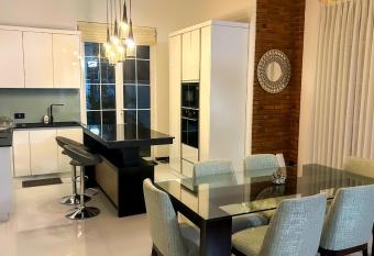 Kevzz Villa has rooms with a private hot tub