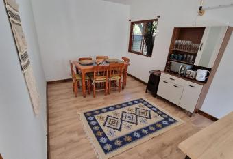   Caba  a full equipada para 6! has rooms with a private hot tub