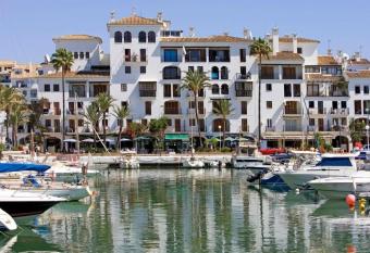 Apartamento en el bello Puerto de la Duquesa has Balcony rooms