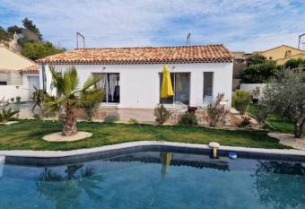 Villa de charme    Saint-Chamas au bord de l   tang. has rooms with a private hot tub