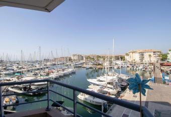 Lovely studio with balcony - near the beach has Balcony rooms