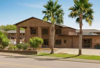 Super 8 by Wyndham Universal City has Smoking rooms