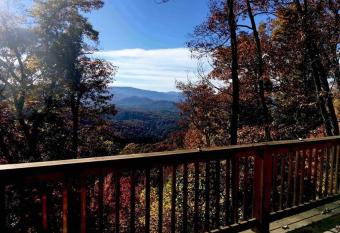 Lazy Bear Cabin - Mountain views - Hot Tub has rooms with a private hot tub