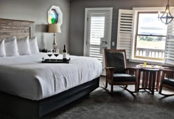 Purple Orchid Resort & Spa has rooms with a private hot tub