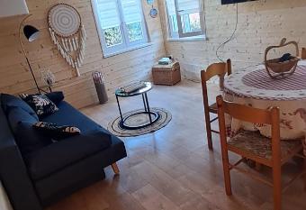 L attrape r  ve has Balcony rooms