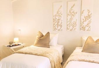 Rest&Relax Villa has rooms with a private hot tub