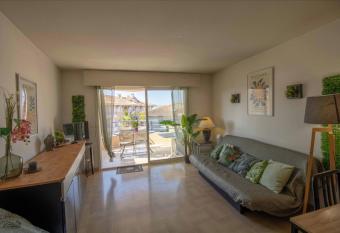 Bright apartment with balcony - near beach has Balcony rooms