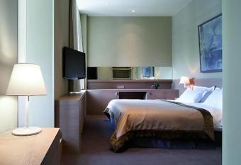 CHATEAU BERSEEL GRAVENHOf MASIO allows 18 year olds to book a room