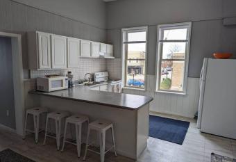 Charming Apartments in the Heart of Robinson allows 18 year olds to book a room