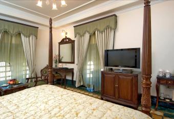 Shiv Vilas Resort has rooms with a private hot tub