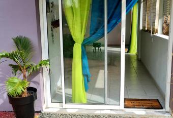 L Escale du Plaisir has rooms with a private hot tub