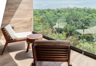 Xamb   has rooms with a private hot tub