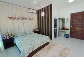 CHALET AND HOMESTAY KASIH BONDA FOR MUSLLiM ONLY has Balcony rooms